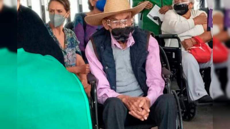 Captan al expresidente Luis Echeverría haciendo fila para recibir la segunda dosis de la vacuna anticovid 