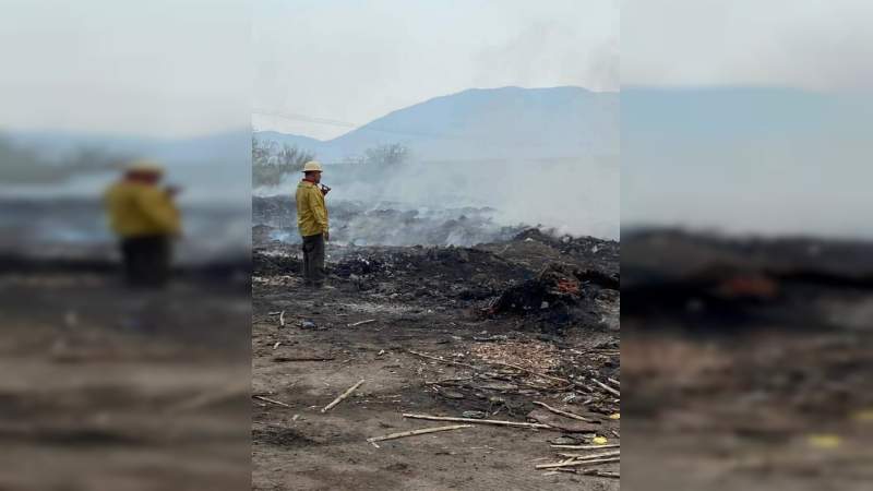 Controlan el incendio en el basurero municipal de Apatzingán, Michoacán