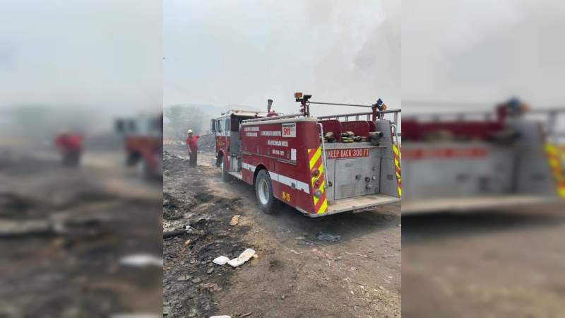 Controlan el incendio en el basurero municipal de Apatzingán, Michoacán