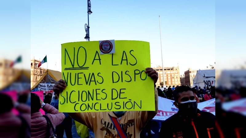 Maestros se manifiestan frente a Palacio Nacional exigen entrega de las plazas ofrecidas 