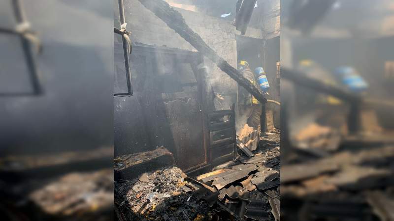 Se incendia humilde vivienda en Morelia, Michoacán; solo hubo daños materiales 