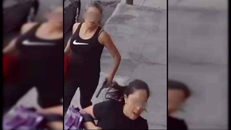 En Morelia dos mujeres se enfrentan a balazos con policías estatales; habían robado un auto 