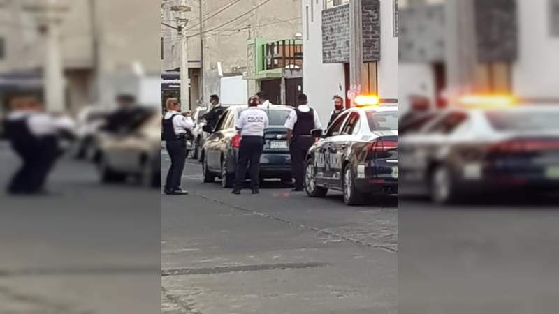 En Morelia dos mujeres se enfrentan a balazos con policías estatales; habían robado un auto 