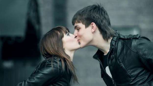 13 de abril, día Internacional del beso  