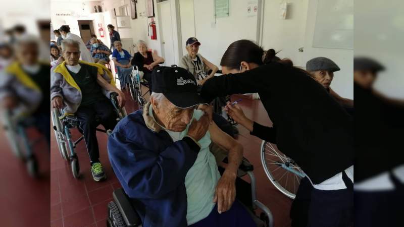 Reciben residentes de “La Casa de los Abuelos” segunda dosis de vacuna 