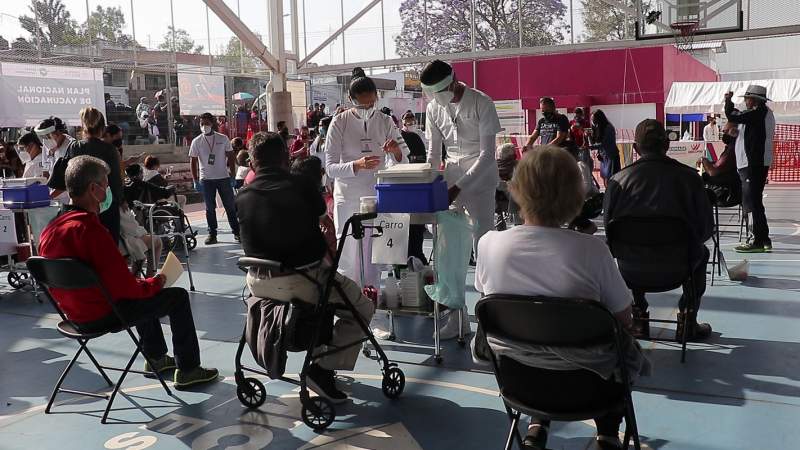 Reciben adultos mayores de 60 años, segunda dosis de vacuna anti COVID-19 