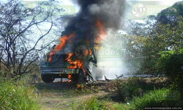 Incendian tres vehículos sobre la carretera Apatzingán - Aguililla  - Foto 0 