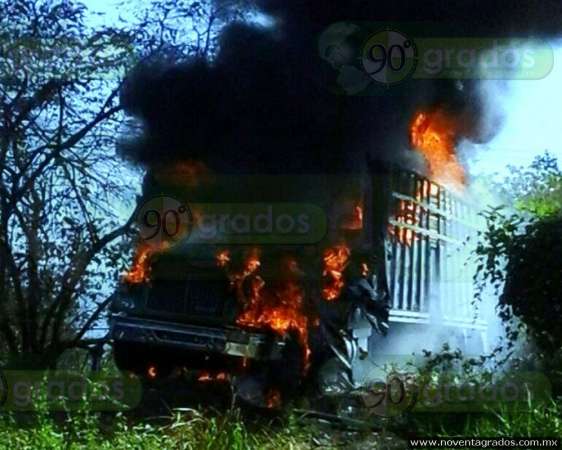 Incendian tres vehículos sobre la carretera Apatzingán - Aguililla  - Foto 2 