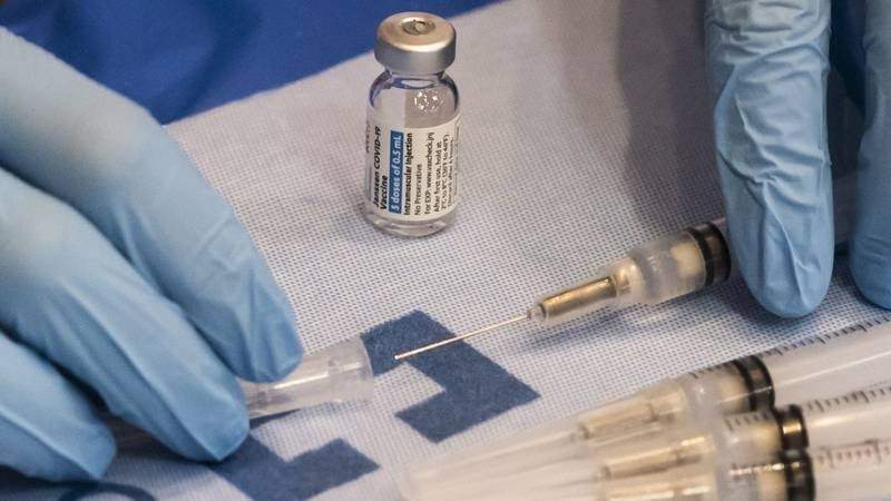 Vuelve EU a aplicar la vacuna de Johnson & Johnson, tras revisión de casos de coágulos 