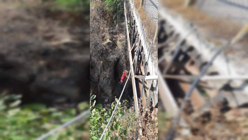 Hombre fallece al aventarse del Puente de Fierro en Zitácuaro 