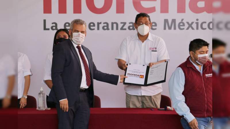 MORENA-PT registran ante el IEM a Alfredo Ramírez Bedolla 