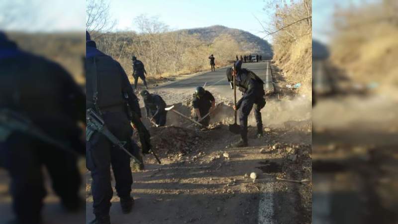 Nuevo día, nuevos bloqueos en la carretera Aguililla - Apatzingán: Aureoles incapaz de garantizar seguridad 