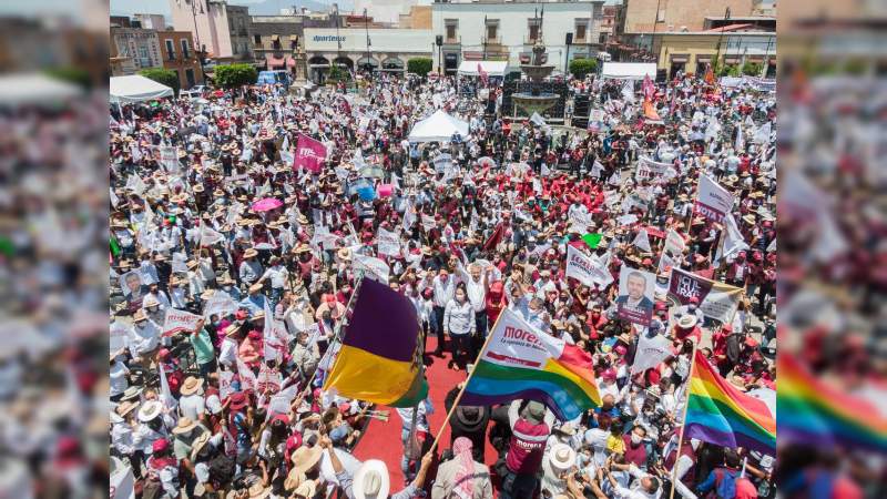 Aunque inició tarde campaña, Alfredo Ramírez Bedolla congregó a miles de militantes en la plaza Valladolid 