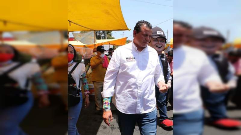 Lleva Memo Valencia propuestas para revolucionar Morelia a tianguis de Prados Verdes 