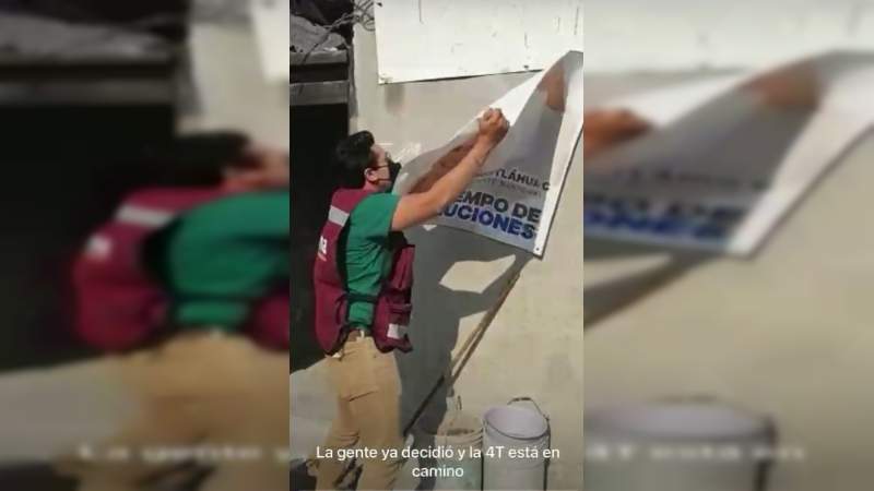Candidato a regidor en Zitácuaro quita lona de rival para colocar la de su partido, y lo presume en redes sociales 