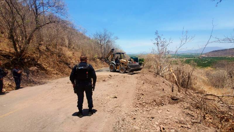 Crimen no se cansa de bloquear caminos en Aguililla 