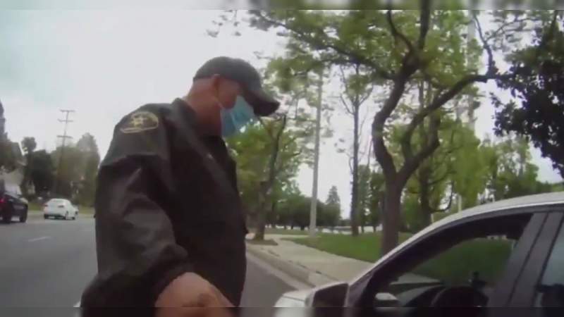 Es un racista mexicano: mujer agrede a un oficial en Estados Unidos 
