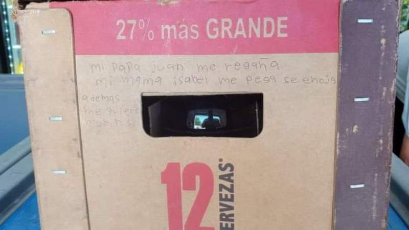 Niña pide ayuda en cartón de cerveza 