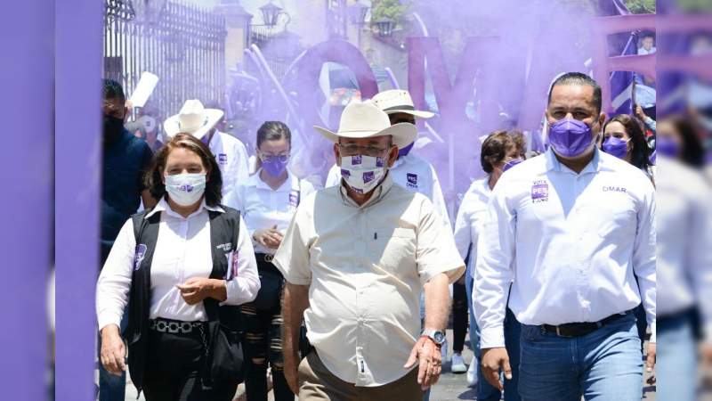 Parece que les gusta ver caravanas de personas armadas por todos lados: Hipólito Mora 