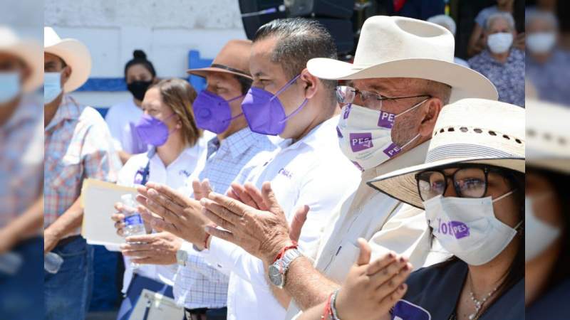 Parece que les gusta ver caravanas de personas armadas por todos lados: Hipólito Mora 