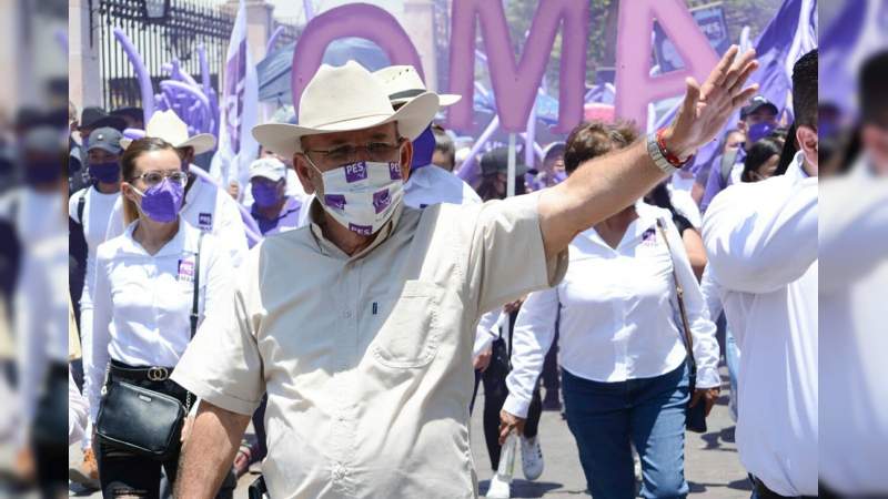 Parece que les gusta ver caravanas de personas armadas por todos lados: Hipólito Mora 