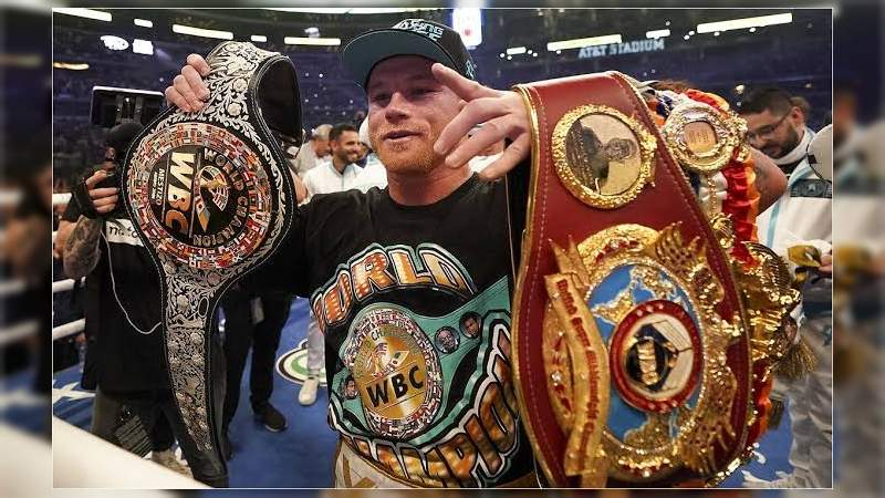 Canelo se proclamó triple campeón de los supermedianos, y de paso mandó al hospital a Saunders 