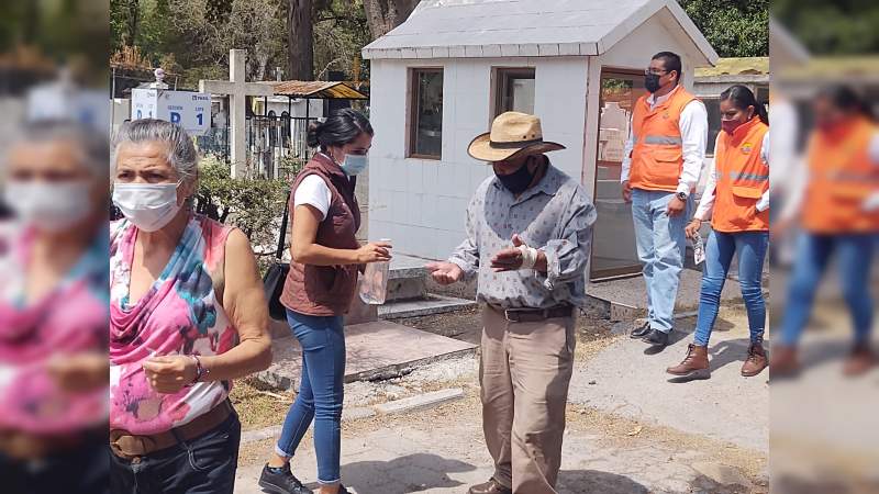 Protección Civil refuerza medidas sanitarias contra Covid-19 en panteones de Morelia, Michoacán 