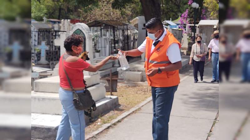 Protección Civil refuerza medidas sanitarias contra Covid-19 en panteones de Morelia, Michoacán 