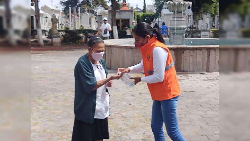 Protección Civil refuerza medidas sanitarias contra Covid-19 en panteones de Morelia, Michoacán 