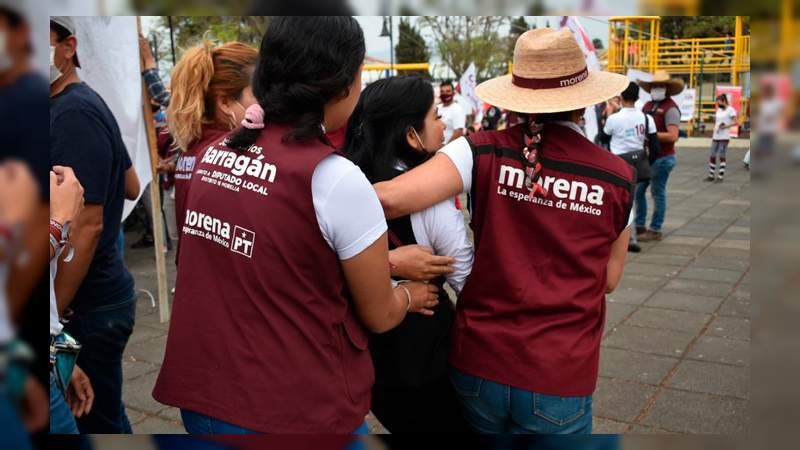 Mujer lanza huevos a Iván Pérez Negrón candidato de Morena a la Presidencia Municipal de Morelia 