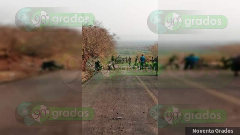 Enésimo boquete en carretera de Aguililla: ahora toca a soldados repararlo; impunes todos los bloqueos 