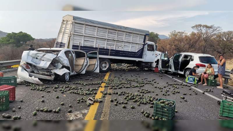 Torton embiste dos carros en la Siglo XXI, hay cuatro heridos  