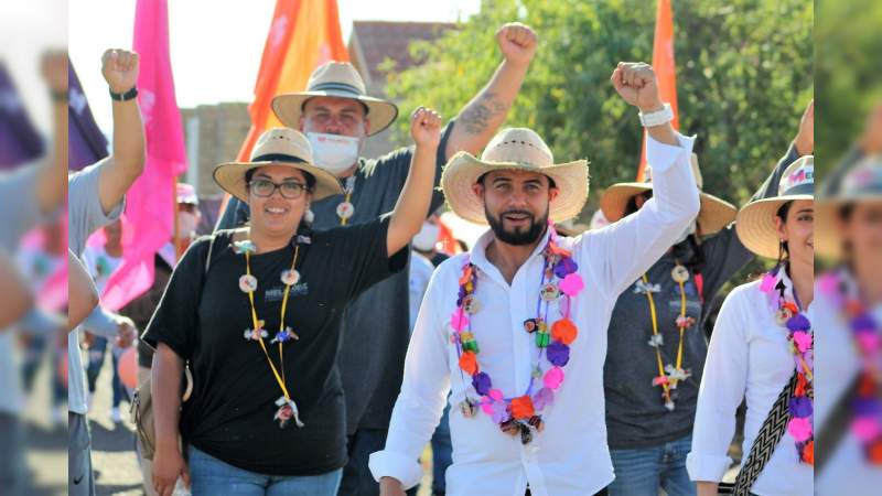 Manuel López Meléndez recorrió domingueramente las calles de Curimeo y logró muy buena acogida    