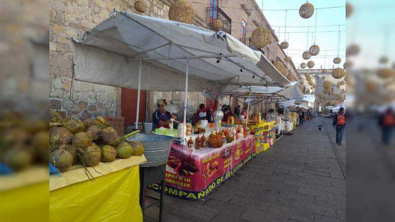 Con medidas sanitarias, comerciantes populares venden productos durante Aniversario de Morelia 