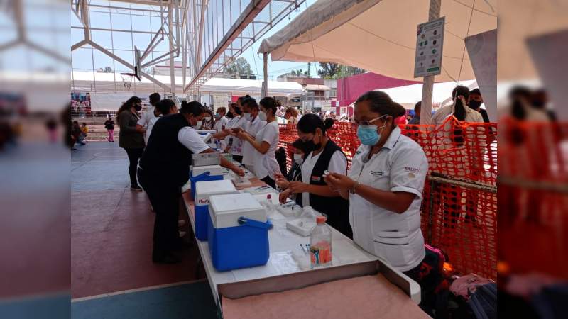Continúa vacunación de personas de 50 y 59 años en 7 municipios de Michoacán 