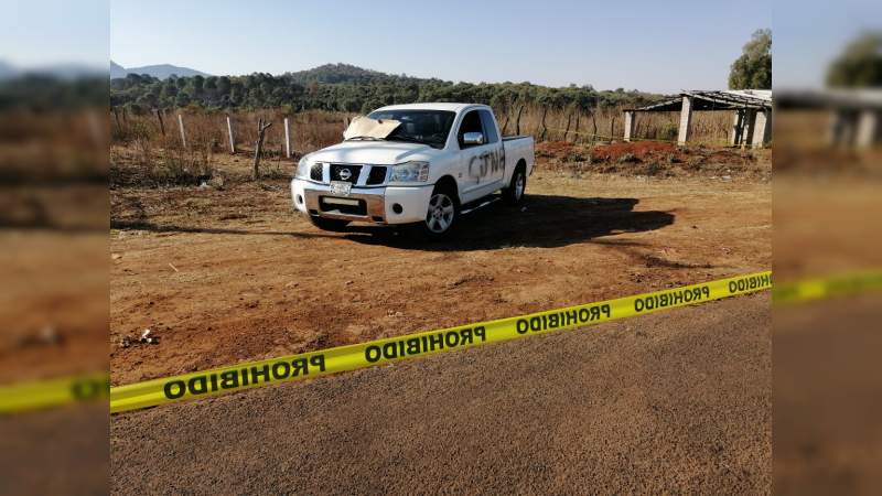 Hallan en Tangamandapio, Michoacán una camioneta con dos cadáveres en la batea 