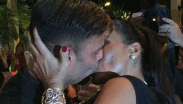 Mujer pagó 90 mil dólares para besar a Ricky Martin 