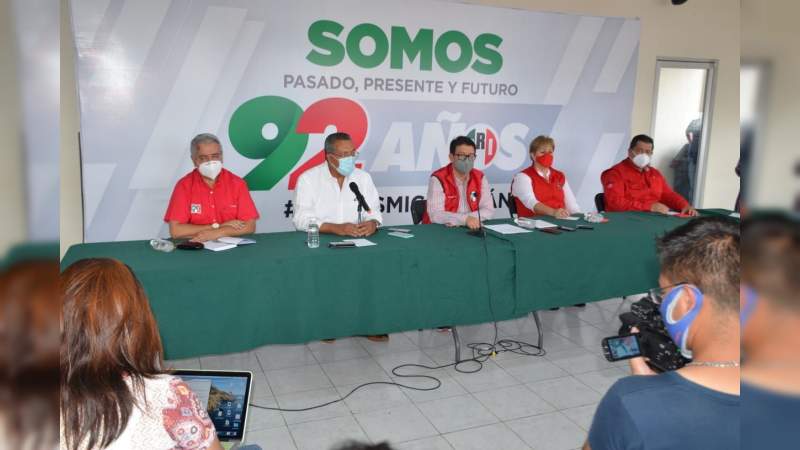 No se incluyeron las fotografías de todos nuestros candidatos, lo que nos coloca en desventaja: Eligio González 
