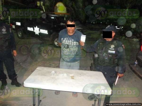 Detienen a sujeto con presunta metanfetamina en Coahuayana 