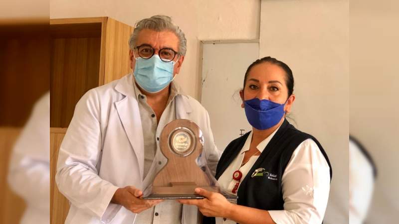Por su profesionalismo, jefa de Enfermería del Hospital General de Uruapan recibe presea Gobierno del Estado 