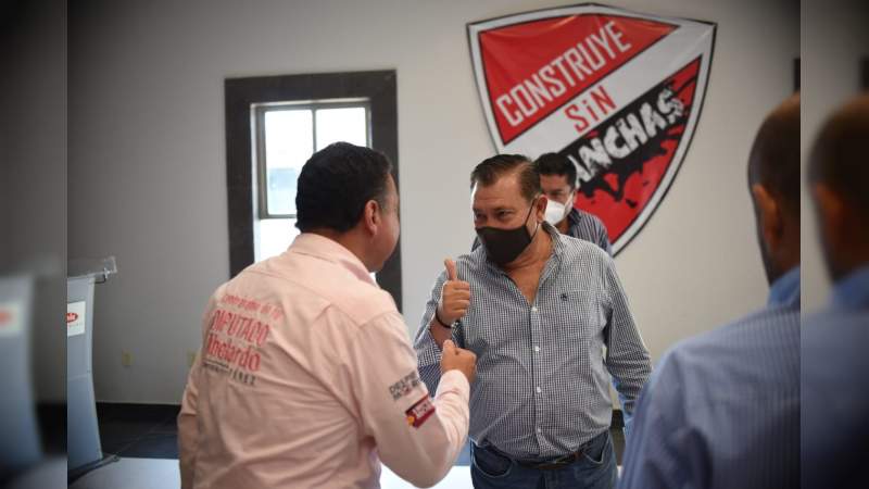 Hombres y mujeres de la construcción se suman a proyecto de Abelardo Pérez para el Congreso del Estado 