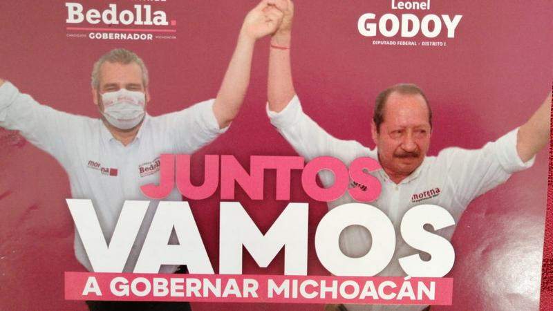 Colocan en Uruapan, Michoacán, lonas y propaganda contra candidato Alfredo Ramírez Bedolla