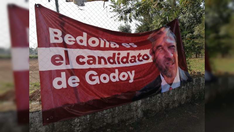 Colocan en Uruapan, Michoacán, lonas y propaganda contra candidato Alfredo Ramírez Bedolla