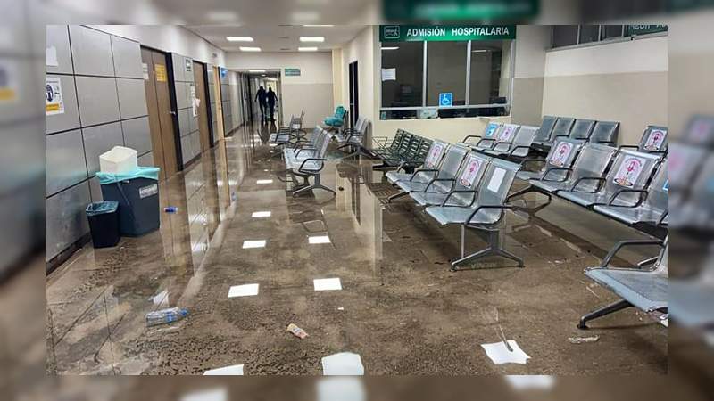 Hospital del IMSS Veracruz se inunda por fuertes lluvias 