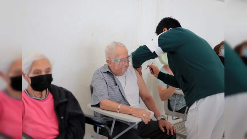 Ante nuevas variantes de COVID-19 en la entidad, una prioridad proteger a adultos mayores 