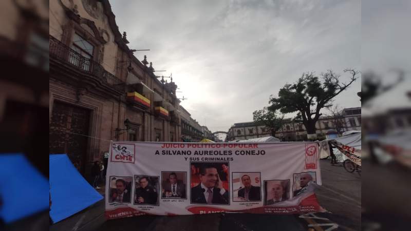Carlos Herrera asegura que pagará a maestros; ellos lo llaman criminal 