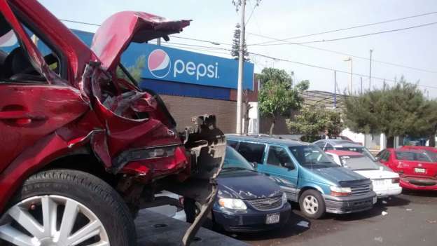 Al menos doce vehículos dañados tras choque en la capital michoacana 