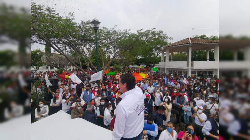 Miles de zitacuarenses refrendan su apoyo a Toño Ixtlahuac durante su cierre de campaña en Zitácuaro