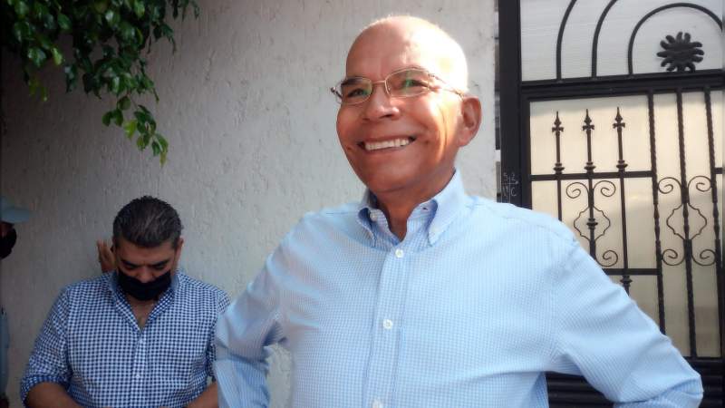 Candidato Javier Mendoza acude a emitir su voto en Celaya, Guanajuato 
