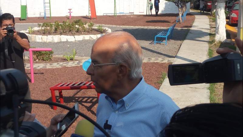 Candidato Javier Mendoza acude a emitir su voto en Celaya, Guanajuato 